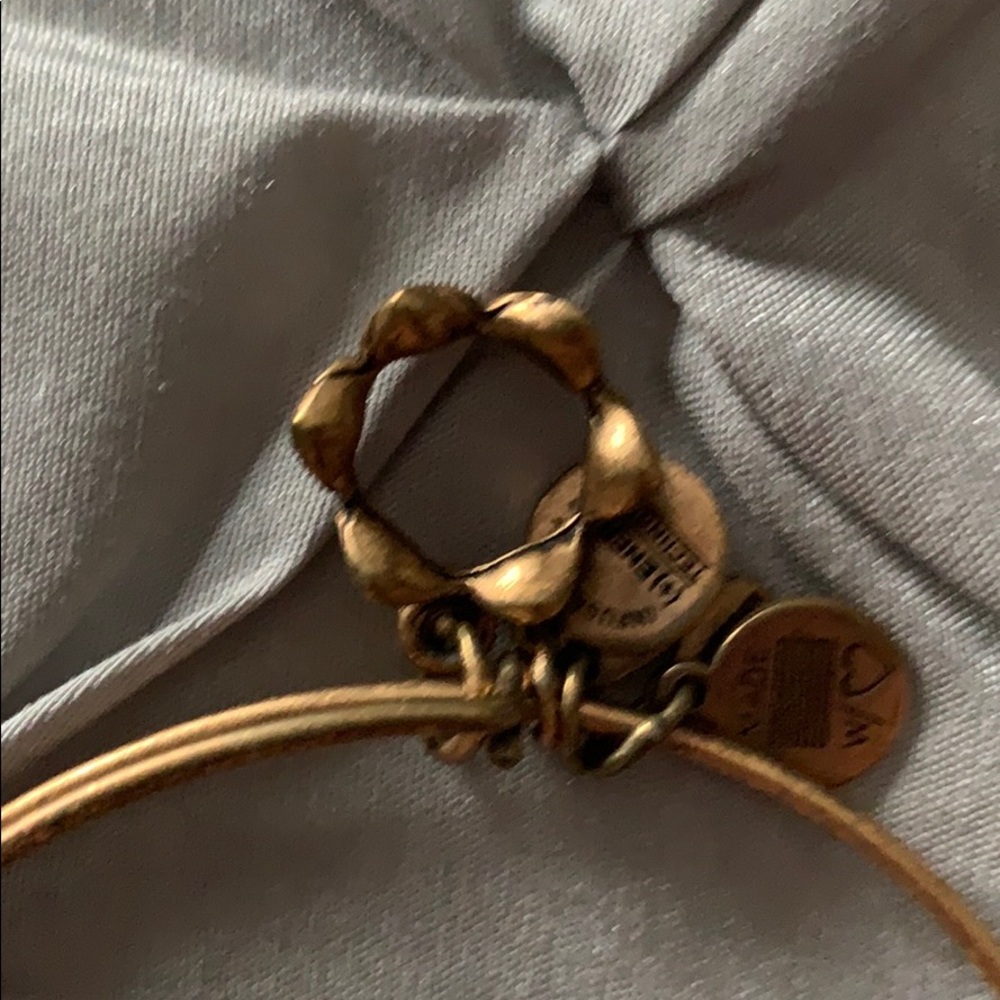 Queen Bracelet - Picture 2 of 3